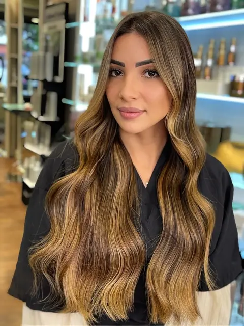 Morena iluminada com acabamento natural no Loft Hair Designer
